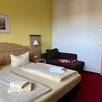 Waldschloesschen Und Spezialitaetenrestaurant ゲストハウス オーバーホーフ