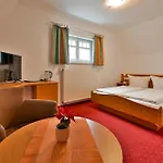 ゲストハウス Waldschloesschen Und Spezialitaetenrestaurant オーバーホーフ