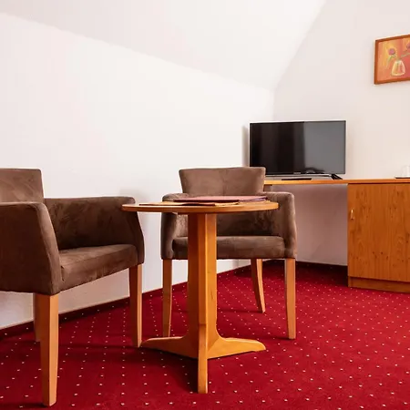 Waldschloesschen Und Spezialitaetenrestaurant 3* オーバーホーフ